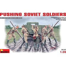 Miniart 35137 – Pushing Soviet Soldiers