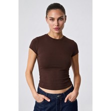 Guaraz Kadın Koyu Kahverengi Esnek Kumaşlı Vücuda Oturan Slim Fit Bisiklet Yaka Basıc T-Shirt