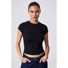 Guaraz Kadın Siyah Esnek Kumaşlı Vücuda Oturan Slim Fit Bisiklet Yaka Basıc T-Shirt