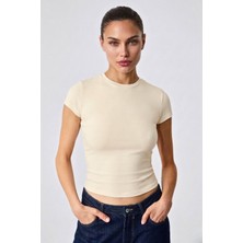 Guaraz Kadın Krem Esnek Kumaşlı Vücuda Oturan Slim Fit Bisiklet Yaka Basıc T-Shirt