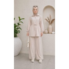 Esra Butik %100 Cupra Kumaş İnce Zincir Şerit Detaylı Fermuarlı Tesettür Tunik Pantolon İkili Takım Bej