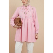 Moda Morfo V Yaka Bağlamalı Yakası Fırfırlı Çiçek Nakışlı Poplin Tunik -Pembe