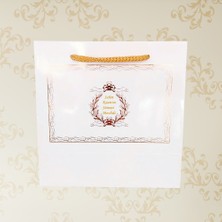 Mila Kurabiyka Isimli Karton Hediye Çantası Gold Yaldızlı Beyaz 20X20X10 cm Bebek Sünnet Söz Nişan Hediyelik 10AD.
