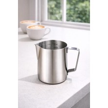 Biradlı Ölçekli Süt Potu 600 ml | Profesyonel Barista Pitcher – Kafe & Bar
