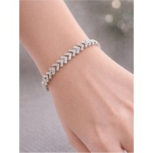Betonique Stone Gümüş Rengi ,zirkon Taşlı, V Model Çelik, Kadın Bileklik