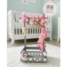PremiumPort Bebek ve Anne Hediye Sepeti, Askılı Led’li Kişiye Özel Kartlı Set