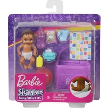 Barbie Minik Bebek Bakıcısı Özellikli Setli GHV83 Esmer Bebekler Eğlenceli Oyun Seti