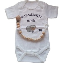 PremiumPort Minik Kuzusu Baskılı Badi ve Isimli Emzik Askısı Hediye Seti