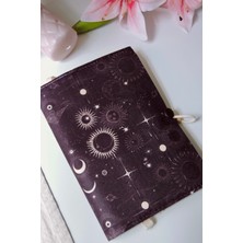 Özgürce Uzay Temalı A5 Kitap ve Defter Kılıfı, Kalemlikli, Ipli Ayraçlı, Düğmeli