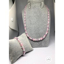 Pembe Tonlarındaki Incilerden Oluşan Kolye ve Bileklik Seti