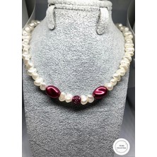 Bordo Gül Figürlü Beyaz Inci Kolye