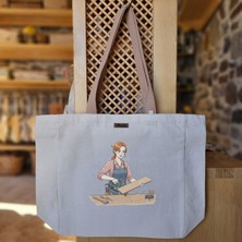 Bumudur Aksesuar Ahşap Işçiliğiyle Uğraşan Kadın Woodworking Baskılı Naturel Kanvas Bez Çanta Açık Kahve Sap Beyaz Cırt Cırtlı Suluk Tutuculu - Büyük
