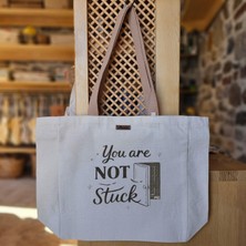 Bumudur Aksesuar Koyu Gri Kapı Figürü ile Motivasyonel Logo ve Motivasyon Teması Minimalist El Yazısı Baskılı Naturel Kanvas Bez Çanta Açık Kahve Sap Beyaz Cırt Cırtlı Suluk Tutuculu - Büyük