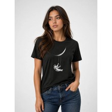 Tarz Yeri Kadın Astronot Ay Temalı Tişört Kısa Kol Yazlık Bisiklet Yaka T-Shirt - Siyah