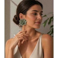 Myth Atelier Soft Green Glow El Yapımı Adaçayı Yeşili Lotus Çiçek Küpe - Özgün ve Şık
