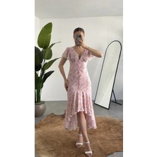 Asfa Moda Kadın Pembe Çiçek Desenli Volanlı Midi Elbise – V Yaka, Bağlama Detaylı, Asimetrik Kesim, Yazlık & Davet Elbisesi