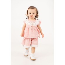 Kız Bebek 2’li Takım – Dantel Yaka Detaylı Müslin Bluz ve Şort Set (Pembe/bej)