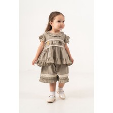 Kız Bebek 2’li Takım – Nakış Detaylı Fırfırlı Bluz ve Şort Set