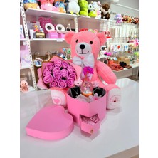 Ayı Evreni Büyük Peluş Ayılı Çiçek Buketli Romantik Hediye Kutusu Pembe | Pembe Kutu | Kar Küresi, Çelik Takı Seti, Peluş Ayıcık | Sevgiliye, Anneye, Doğum Günü, 14 Şubat, Yıldönümü