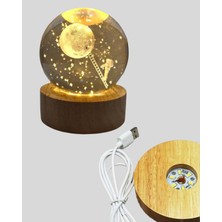 5 cm 3D Kristal Astronot Küre Lamba – Dekoratif LED Işıklı Ahşap Stand