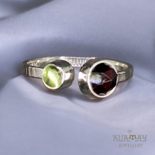 KURTAY JEWELLERY Garnet ve Peridot Taşlı Gümüş Yüzük