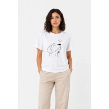 Tarz Yeri Kadın Köpek Figürlü Minimal Baskılı Tişört Kısa Kol Yazlık T-Shirt - Beyaz
