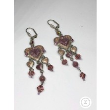 Pembe Boncuklarla Süslenmiş Kalp Şeklinde Romantik Küpe