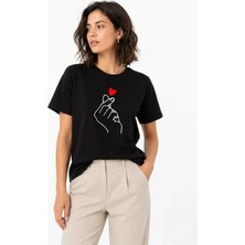 Nidam Butik Kore Parmak Kalp Aşk Temalı Minimal Baskılı Tişört Yazlık Kısa Kol T-Shirt - Siyah