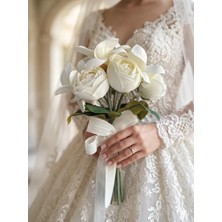 Nayino Şakayık & Manolya Gelin Buketi – Krem Beyaz Zarif Tasarım | El Yapımı Bridal Bouquet