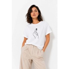 Alfanora Kadın Kore Parmak Kalp Aşk Temalı Minimal Baskılı Tişört Yazlık Kısa Kol T-Shirt  - Beyaz