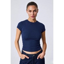 Guaraz Kadın Lacivert Esnek Kumaşlı Vücuda Oturan Slim Fit Bisiklet Yaka Basıc T-Shirt