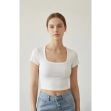 Lux Store Kadın Beyaz Yarım Kol Düz Yaka Crop Top Bluz – Şık, Rahat ve Kolay Kombinlenebilir