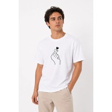 Tarz Yeri Erkek Kore Parmak Kalp Aşk Temalı Minimal Baskılı Tişört Yazlık Kısa Kol T-Shirt - Beyaz