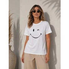 Giyimodam Minimal Gülümseyen Yüz Baskılı Tişört Kısa Kol Yazlık T-Shirt - Beyaz