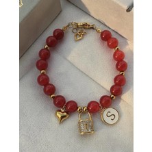Amabel Jewelerys Kırmızı Akik Taşlı Harf, Zirkon Kilit Kalp Charmlı Çelik Bileklik