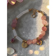 Amabel Jewelerys Çelik Harf ve Kalp Charmlı Çilek ve Beyaz Kuvars Doğal Taş Bileklik (Anneler Günü Hediyeli)