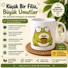 Tişört Kodu Sevimli Kurbağa & Filiz Tasarımlı Porselen Kupa – Pozitif & Motivasyon Kahve Bardağı