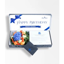 Çiçeek Happy Birthday Kişiye Özel Isimli Kutuda Turuncu Gül, Beyaz Gül ve Mavi Ortanca