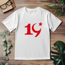 Beyaz Premium Çocuk Tişörtü – 19 Mayıs Kırmızı Baskılı, %100 Pamuk, Rahat ve Nefes Alabilir Günlük Kullanım