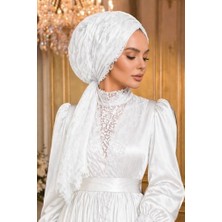 Aişe Tesettür Kırık Beyaz Hazır Dantel Tokalı Bone