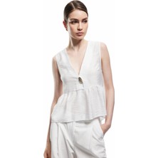 Koton x Melis Ağazat - Deniz Kabuğu Aksesuar Detaylı V Yaka Kolsuz Peplum Bluz