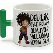 Desene Bak Delilik Öyle Kolay Olmuyor Yıllarımı Verdim Ben Yazılı Baskılı Seramik Hediye Kupa Bardak