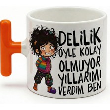Desene Bak Delilik Öyle Kolay Olmuyor Yıllarımı Verdim Ben Yazılı Baskılı Seramik Hediye Kupa Bardak