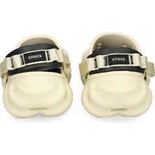 Crocs Kadın Krem Renk Terlik Düz Topuklu, Konfor ve Şıklık İçin Tasarlanmış