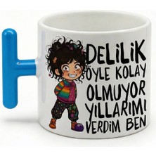Desene Bak Delilik Öyle Kolay Olmuyor Yıllarımı Verdim Ben Yazılı Baskılı Seramik Hediye Kupa Bardak