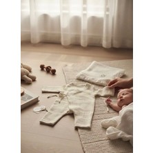 Thela Kids 4 Kat Müslin Kumaş Kruvaze Yaka Yan Bağlamalı Yenidoğan Seti ( Tulum&bonet Şapka&battaniye)