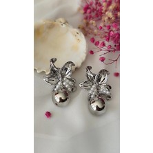 İpar Aksesuar Çiçek Motifli Incili Metal Silver Küpe