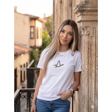 Shine & Style Marka Muadil Gri Kuş Taşlı Oversize Beyaz Tişört