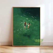 Ninastore Zümrüt Yeşili Okyanusta Yüzen Çift Baskısı - Minimalist Hava Fotoğrafı Plaj Sanatı - Retro Kıyı