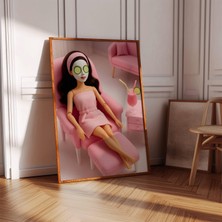 Ninastore Spa Günü Posteri: Esmer Kızın Kendine Bakımı - Retro Pembe Duvar Sanatı (Baskı)
